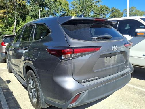 Magnetic Gray Metallic 2023 Toyota Highlander XLE