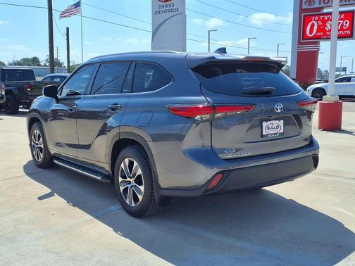 Magnetic Gray Metallic 2023 Toyota Highlander XLE