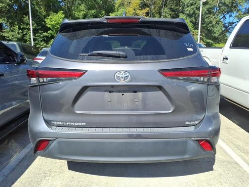 Magnetic Gray Metallic 2023 Toyota Highlander XLE