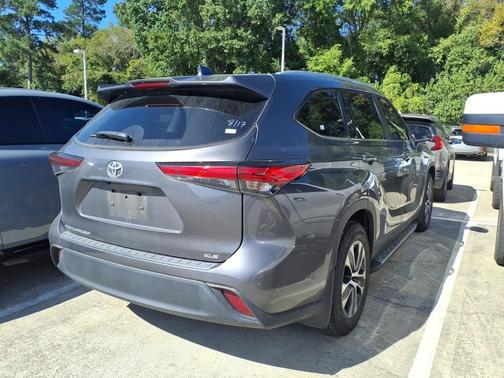 Magnetic Gray Metallic 2023 Toyota Highlander XLE