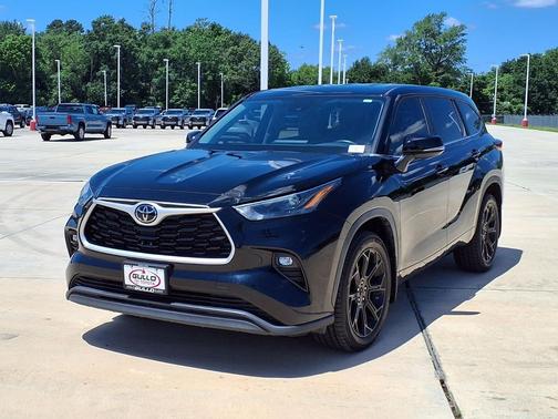 Midnight Black Metallic 2023 Toyota Highlander LE I4