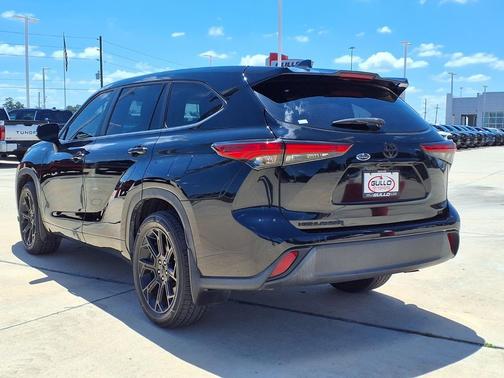 Midnight Black Metallic 2023 Toyota Highlander LE I4