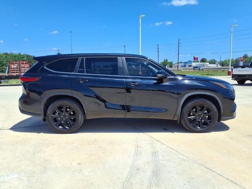 Midnight Black Metallic 2023 Toyota Highlander LE I4