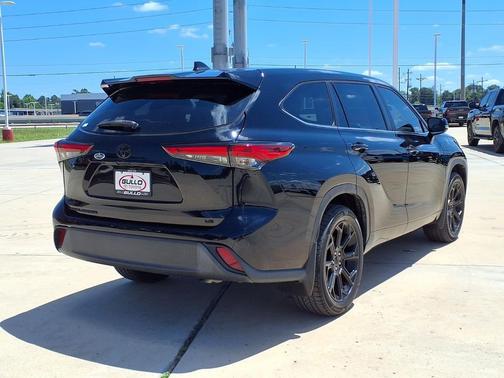 Midnight Black Metallic 2023 Toyota Highlander LE I4