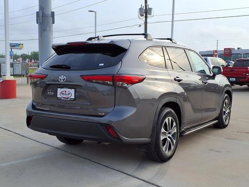 Magnetic Gray Metallic 2021 Toyota Highlander XLE