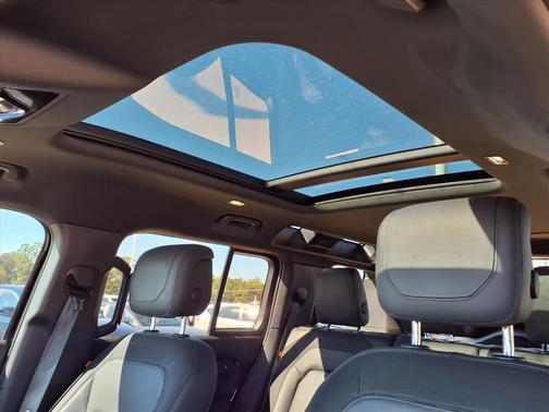 2023 Land Rover Defender X-Dynamic SE