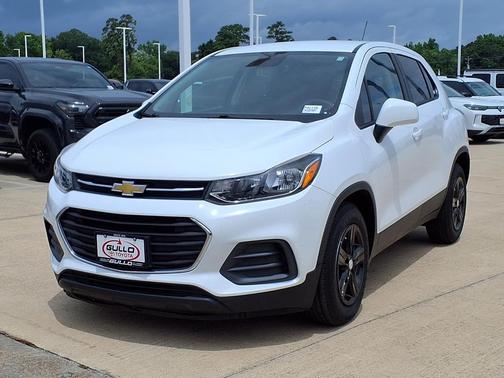 Summit White 2022 Chevrolet Trax LS