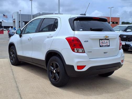 Summit White 2022 Chevrolet Trax LS