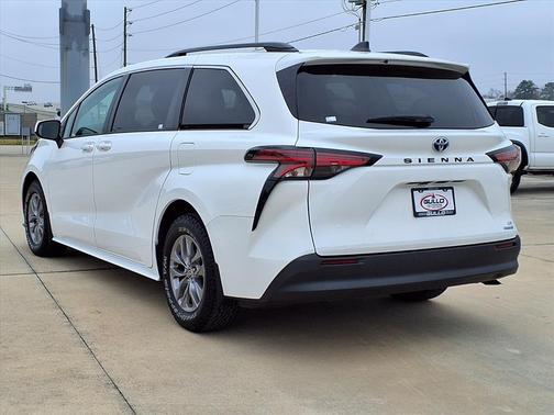 2022 Toyota Sienna LE