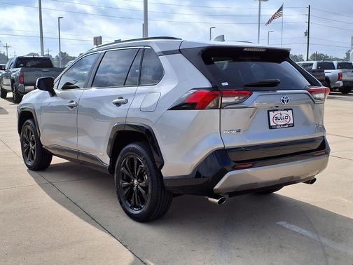 Silver Sky Metallic 2022 Toyota RAV4 Hybrid SE