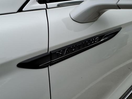 Pristine White 2021 Lincoln Nautilus Standard
