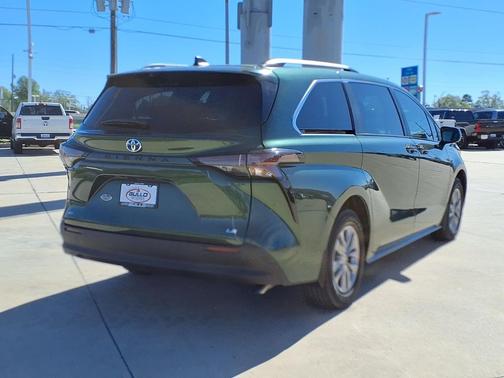 2025 Toyota Sienna LE