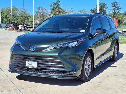 2025 Toyota Sienna LE