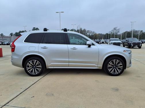 2022 Volvo XC90 T6 Momentum