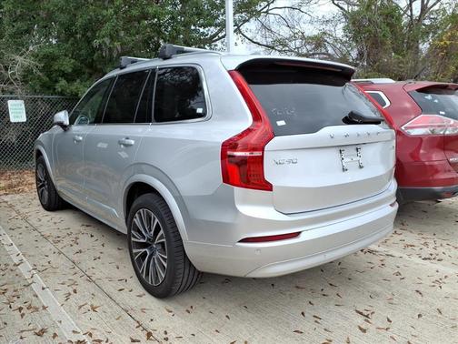 2022 Volvo XC90 T6 Momentum