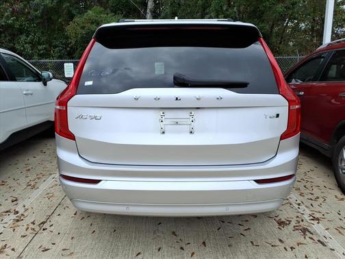 2022 Volvo XC90 T6 Momentum