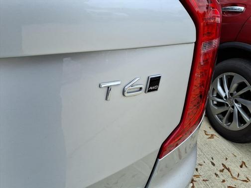 2022 Volvo XC90 T6 Momentum