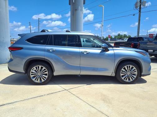 Moon Dust 2021 Toyota Highlander Platinum