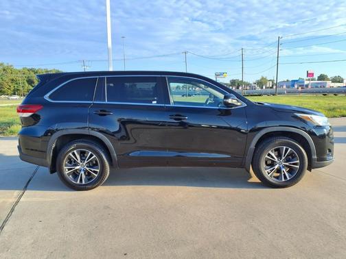 Midnight Black Metallic 2018 Toyota Highlander LE I4