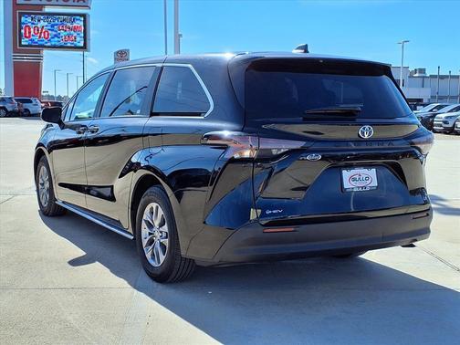 2025 Toyota Sienna LE