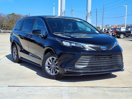 2025 Toyota Sienna LE