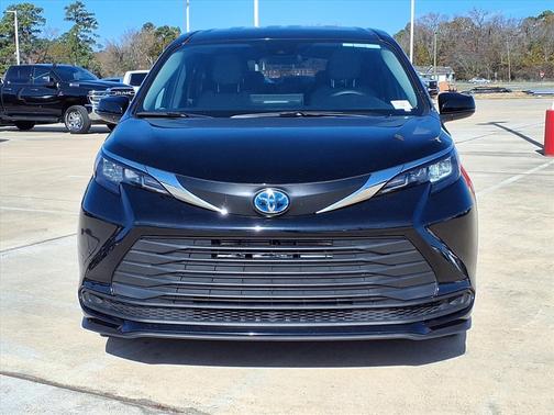 2025 Toyota Sienna LE