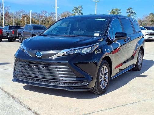 2025 Toyota Sienna LE