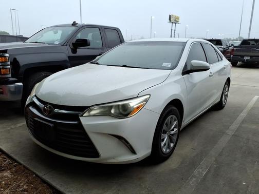 Super White 2017 Toyota Camry LE