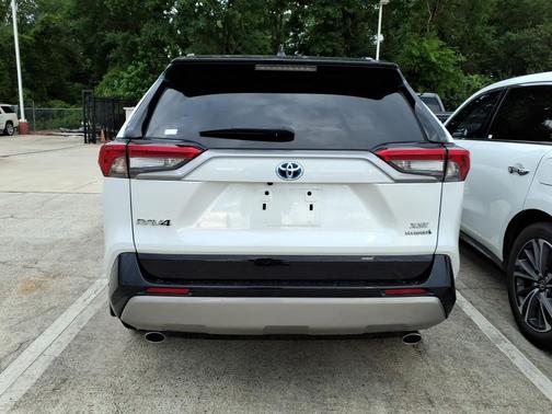 Wind Chill Pearl/Midnight Black Metallic 2023 Toyota RAV4 Hybrid SE