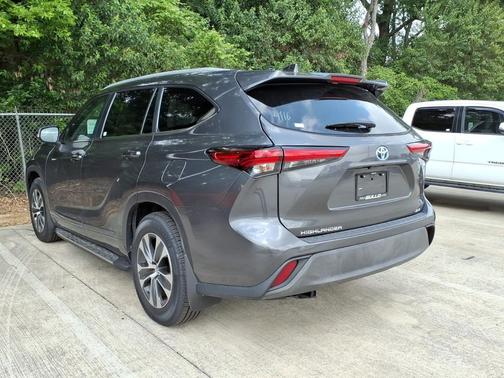 Magnetic Gray Metallic 2023 Toyota Highlander Hybrid XLE