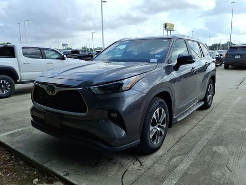 Magnetic Gray Metallic 2023 Toyota Highlander Hybrid XLE