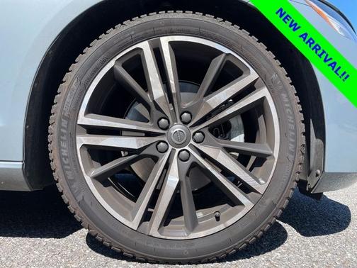 Thunder Gray Metallic 2022 Volvo S60 B5 R-DESIGN