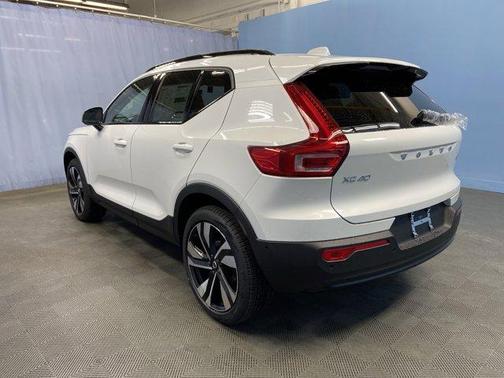 2025 Volvo XC40 B5 Plus Dark Theme