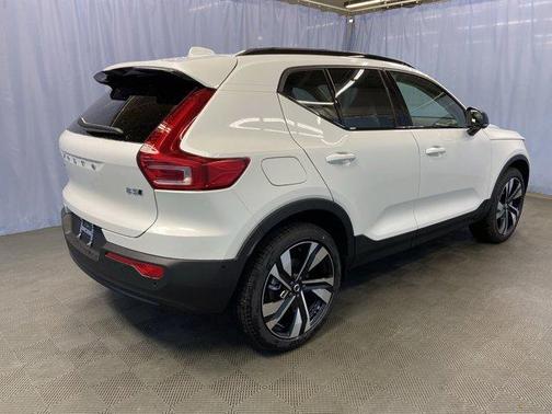 2025 Volvo XC40 B5 Plus Dark Theme