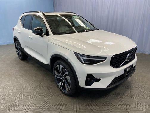 2025 Volvo XC40 B5 Plus Dark Theme