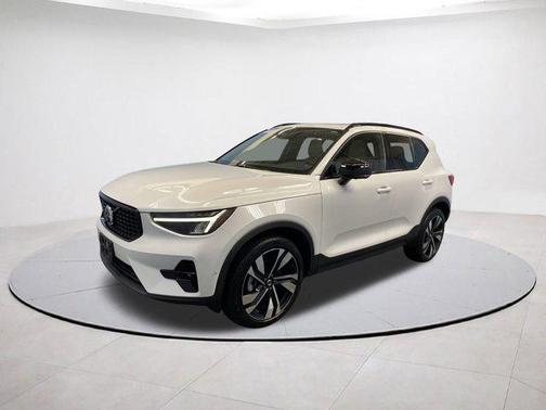 2023 Volvo XC40 B5 Plus Dark Theme