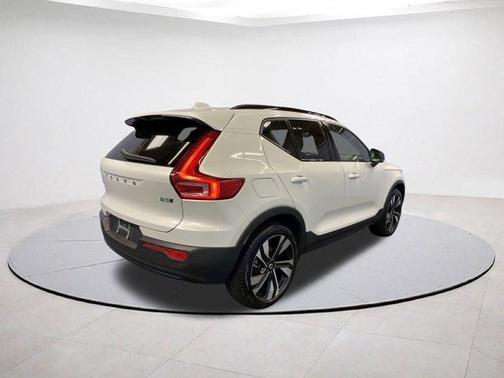 2023 Volvo XC40 B5 Plus Dark Theme