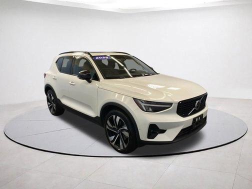 2025 Volvo XC40 B5 Plus Dark Theme