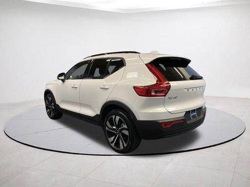 2025 Volvo XC40 B5 Plus Dark Theme