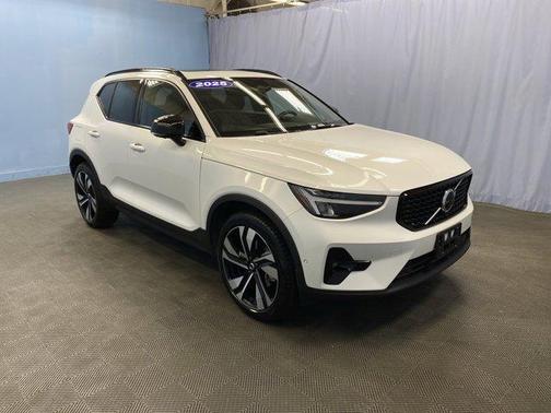 2025 Volvo XC40 B5 Plus Dark Theme