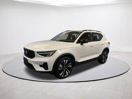 2025 Volvo XC40 B5 Plus Dark Theme