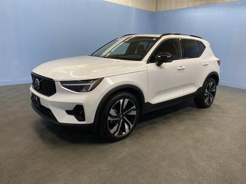 2025 Volvo XC40 B5 Plus Dark Theme