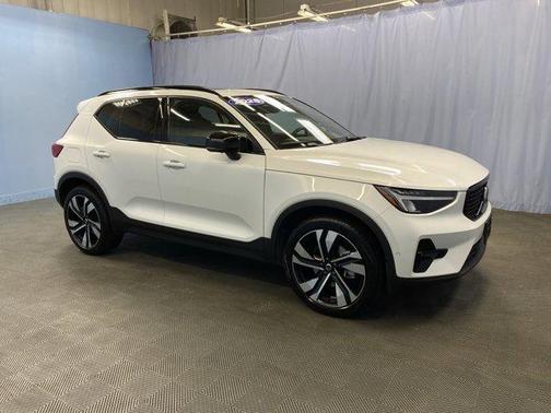 2025 Volvo XC40 B5 Plus Dark Theme