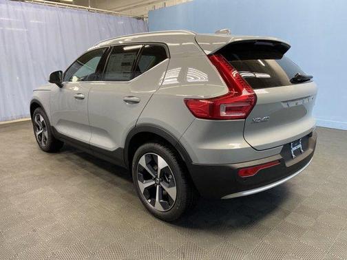 2025 Volvo XC40 B5 Core Bright Theme