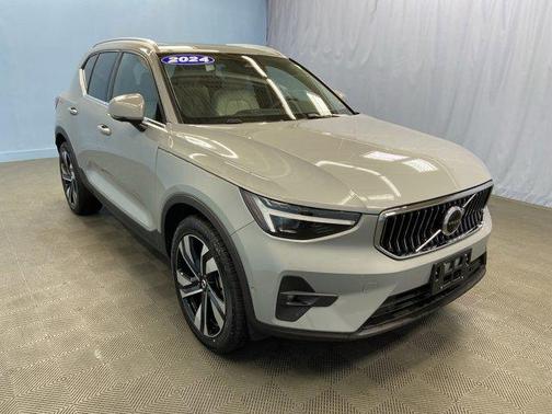 2024 Volvo XC40 B5 Ultimate Bright Theme