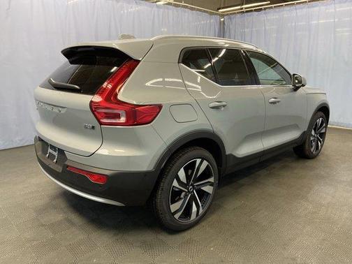 2025 Volvo XC40 B5 Ultra Bright Theme