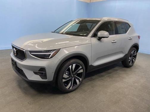 2025 Volvo XC40 B5 Ultra Bright Theme
