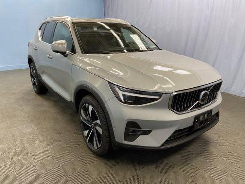 2025 Volvo XC40 B5 Ultra Bright Theme