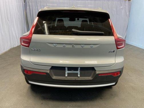 2025 Volvo XC40 B5 Ultra Bright Theme