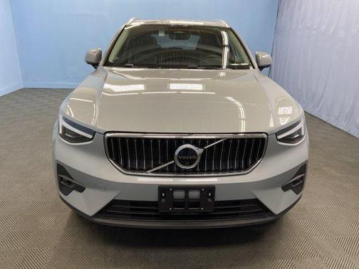 2025 Volvo XC40 B5 Ultra Bright Theme